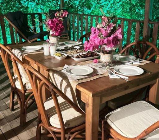 Verandada yemek masası