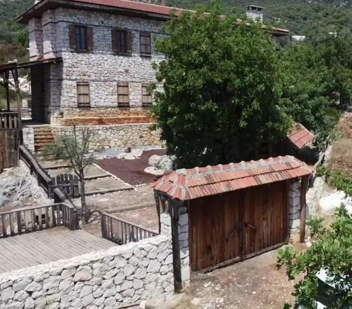 Santa Stone House dis gorunus. koy kapisi